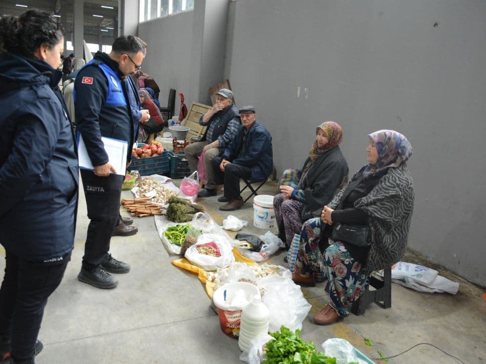 Lapseki Belediyesi Cumartesi Halk Pazarı'nda Denetim ve Trafik Düzenlemesi