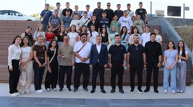 KUZEY MAKEDONYALI ÖĞRENCİLER AK PARTİ İL BAŞKANLIĞINI ZİYARET ETTİ “Balkanlardan Çanakkale’ye Vefa Buluşması” girişimi bünyesinde Kuzey Makedonya’dan Çanakkale’ye gelen öğrenci grubu, AK Parti Çanakkale İl Başkanlığını konuk oldu. ŞADAN DOĞAN’DAN 30