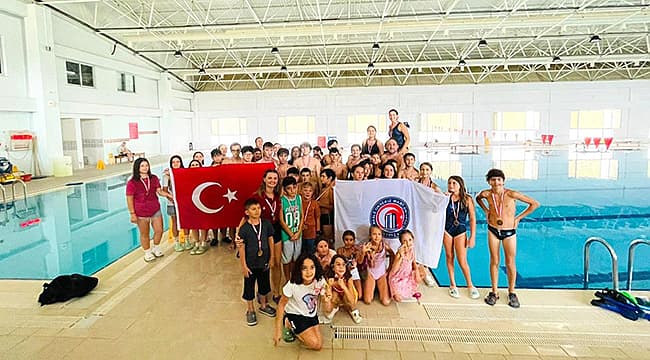 ÇOMÜ'DE ZAFER COŞKUSU SU ALTINA TAŞINDI Çanakkale Onsekiz Mart Üniversitesi (ÇOMÜ) aracılığıyla 30 Ağustos Zafer Bayramı kutlamaları dahilinde yapılan "Su Altı Sporları Şenliği", heyecan dolu müsabakalara ve renkli anlara ev sahipliği yaptı.