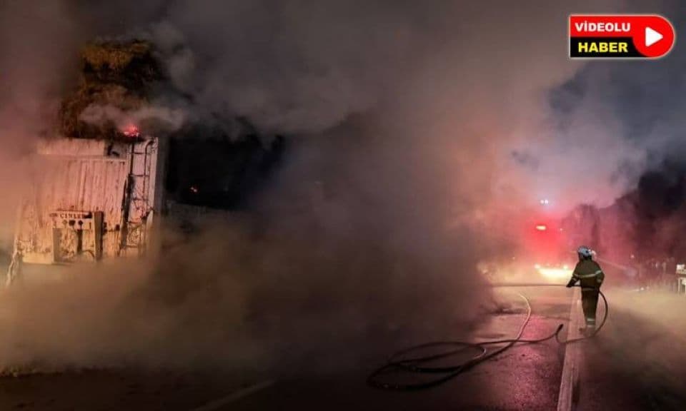 Ayvacık'ta Saman Yüklü Tır Yangını: 10 AVL 034 Tırın Alevi ve Olayın Detayları