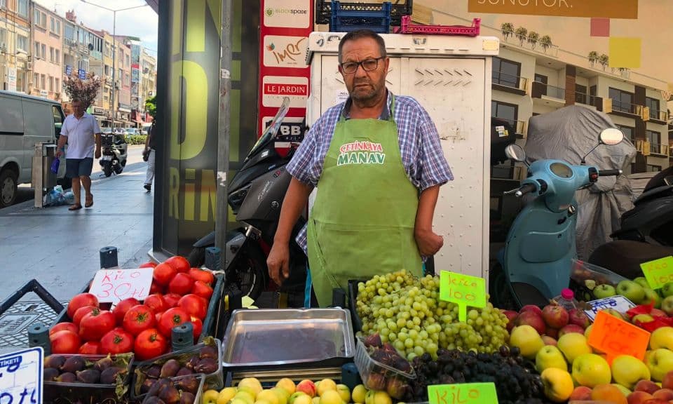 Emekli Manav Halit Çetinkaya, Çanakkale Bayramiç’te Seyyar Tezgâhla Geçimini Sağlıyor