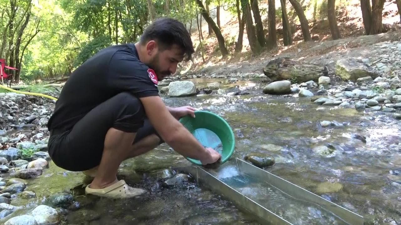Askerliği Bıraktı, Hayatını Altına Adadı! Derelerden Çıkardığı Altınlarla Dünyayı Geziyor