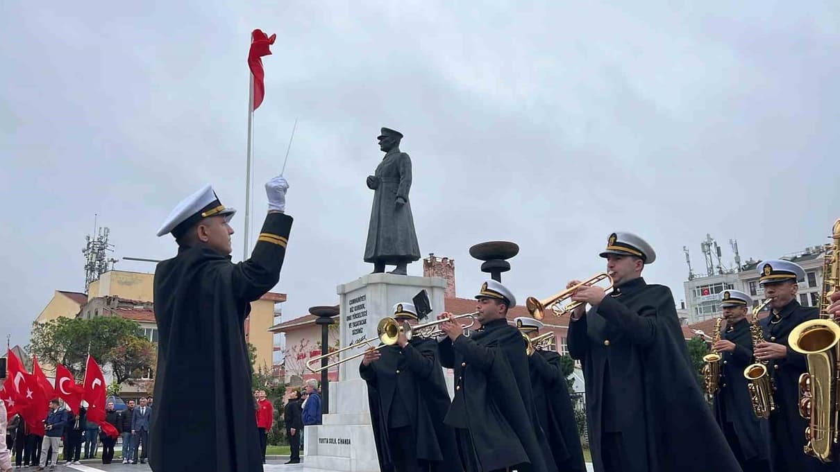 Çanakkale'de Cumhuriyet Bayramı kutlamaları Atatürk Anıtı'na çelenk sunumuyla start aldı