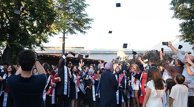 YENİCE MESLEK YÜKSEK OKULU MEZUNLARINI COŞKUYLA UĞURLADI