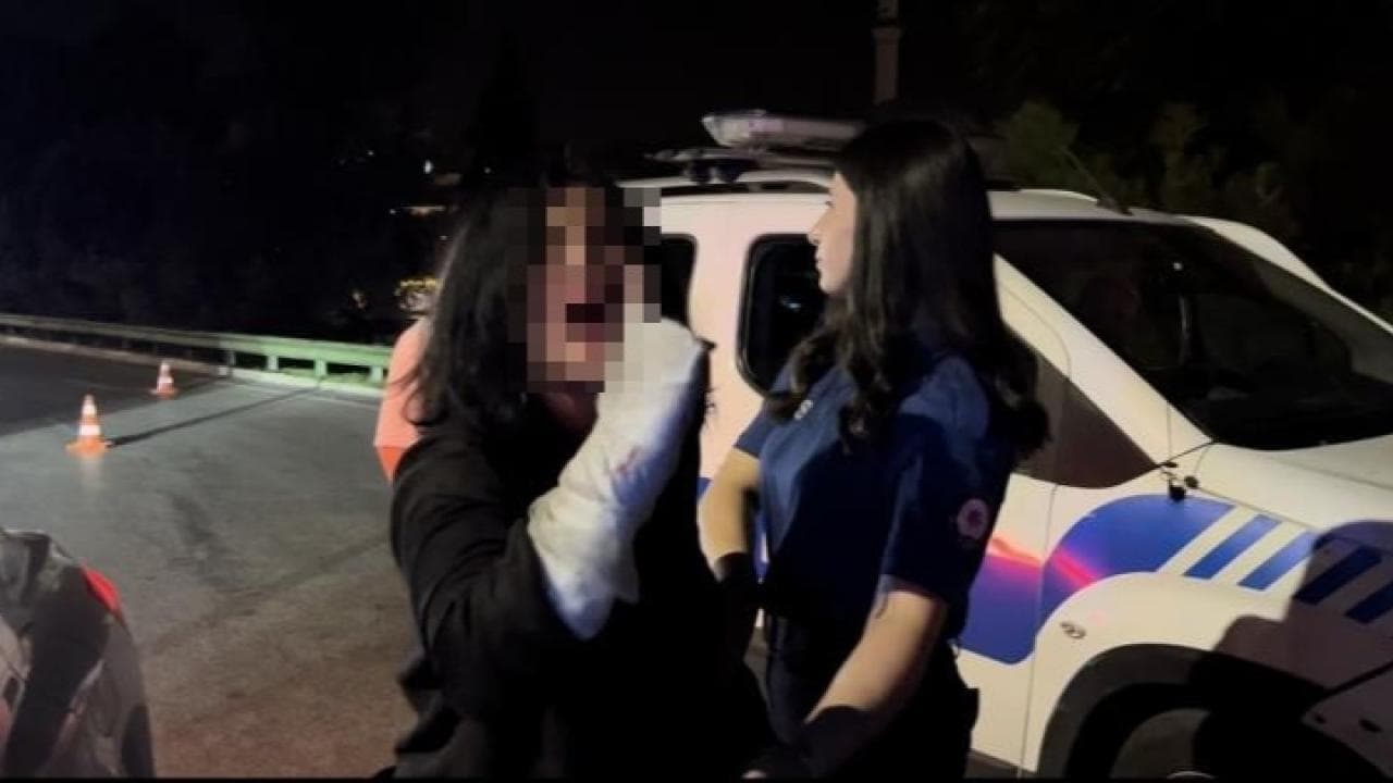 Ters Yola Girdi, Gazetecilere Tükürdü, Polis Aracına Saldırdı! O Anlar Kamerada