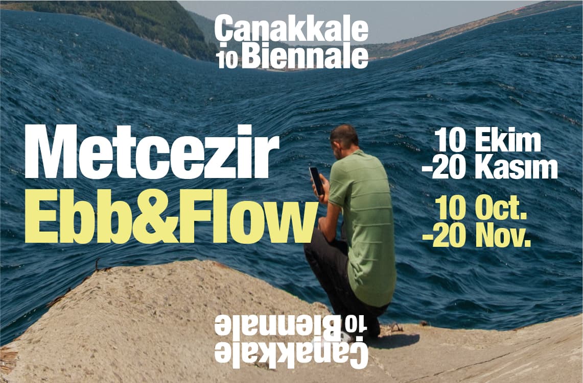 10’uncu Çanakkale Bienali, “Metcezir” temasıyla açıldı 10’uncu Çanakkale Bienali, “Metcezir” temasıyla açıldı Yirmi yıllık hayal onuncu edisyonda Troya Müzesi arkeolojiyle çağdaş seramiğin buluşma noktası Mavi Ev seramikten sese ve dijital görüntüye