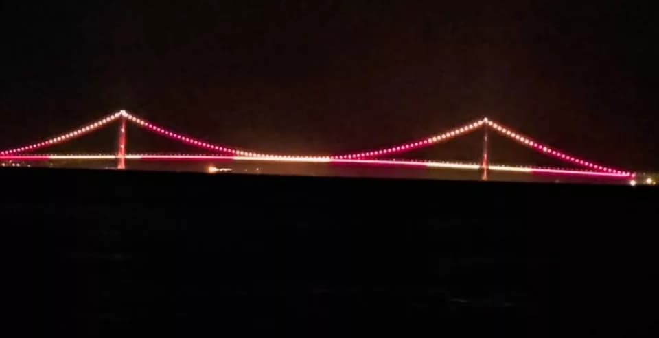 Çanakkale Köprüsü Galatasaray'ın Şerefine Renk Değiştirdi