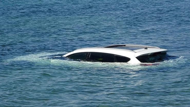Çanakkale'de el freni çekilmeyen araç denize düştü