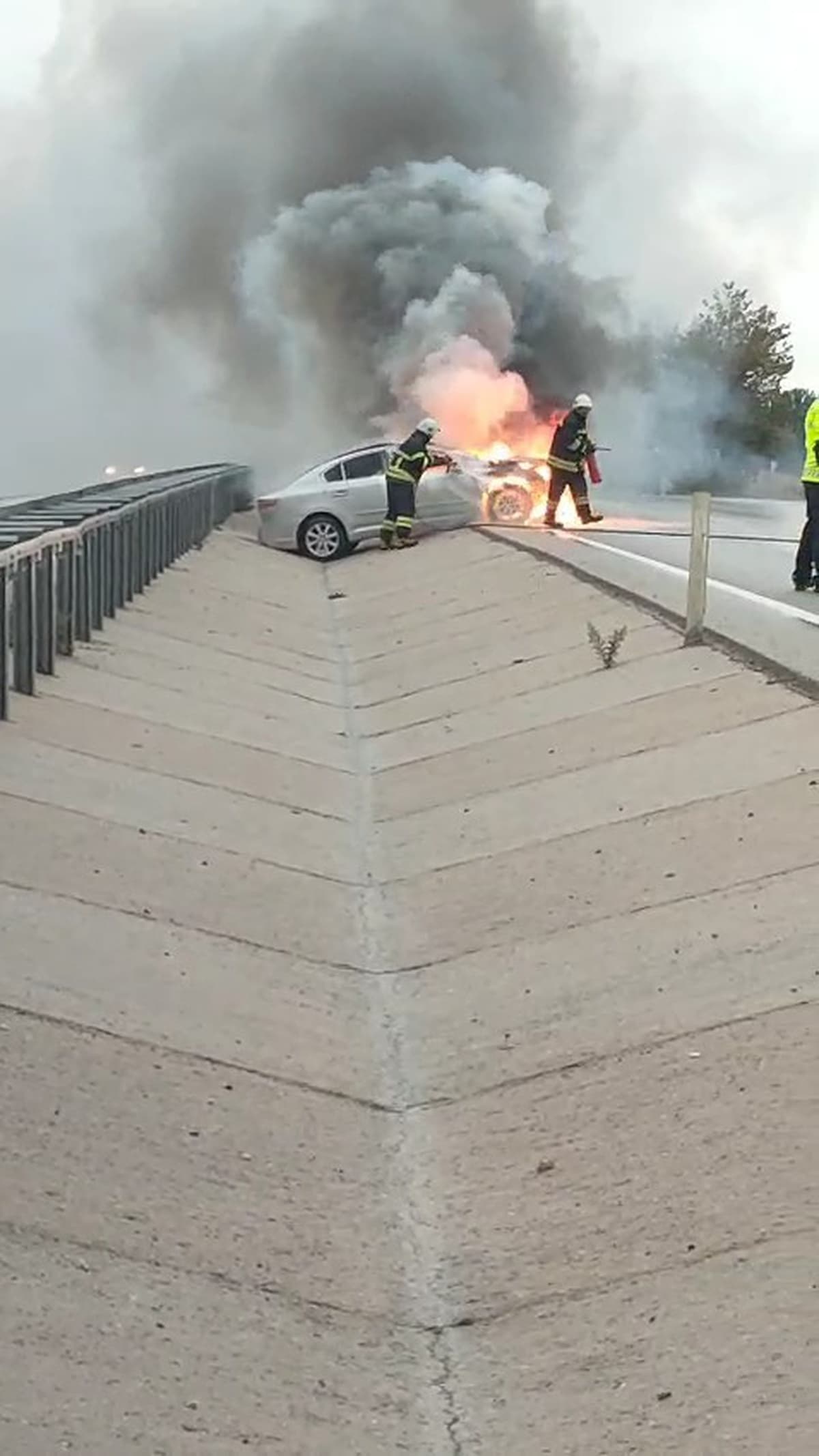 Çanakkale Güzelyalı'da otomobilin motoru alev aldı, araç kullanılamaz hale geldi