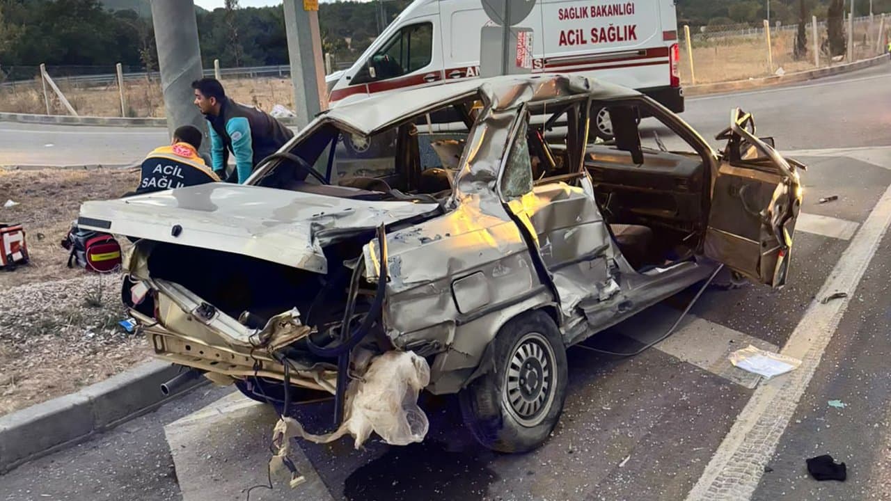 Çanakkale Ayvacık'ta Feci Kaza: Otobüsle Çarpışan Otomobilde Can Pazarı (2 Ölü, 3 Köpek Telef Oldu) - 29 Eylül 2026