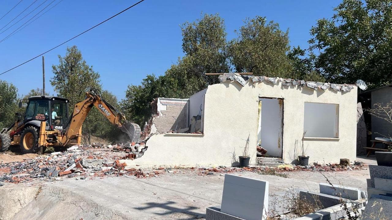 Çanakkale’de kaçak yapılaşmaya geçit yok: Ezine’de 7 yapı yıkıldı