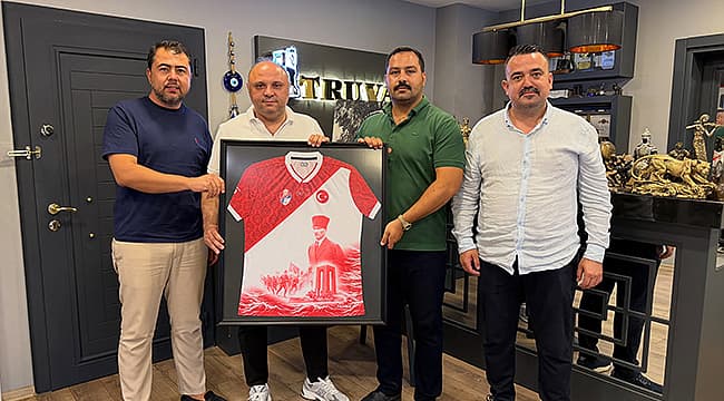 ÇANAKKALESPOR'UN 60. YIL FORMASI TURGAY KILIÇ'A TAKDİM EDİLDİ