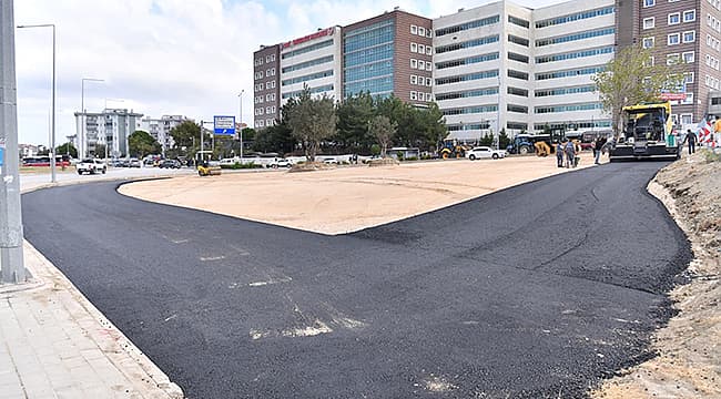 ÇOMÜ HASTANESİ OTOPARK ALANINDA ASFALTLAMA ÇALIŞMASI Çanakkale Belediyesi Fen İşleri Müdürlüğü ekipleri, il çapında yürüttüğü üstyapı çalışmalarını kesintisiz aralıksız sürdürüyor. Ekipler, kapanışta Çanakkale Onsekiz Mart Üniversitesi (ÇOMÜ)