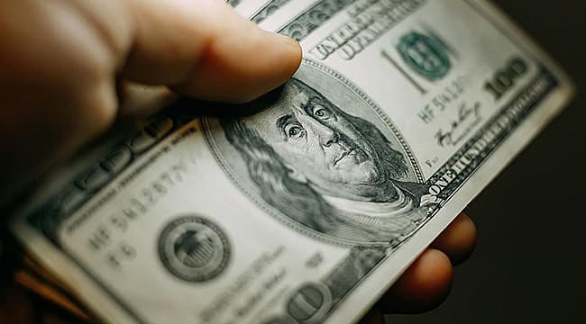 Dolar, 18 Ayın Zirvesine Yakın Seyrinde Kalıyor: Enflasyon ve Petrol Dalgalanmaları Etkisi