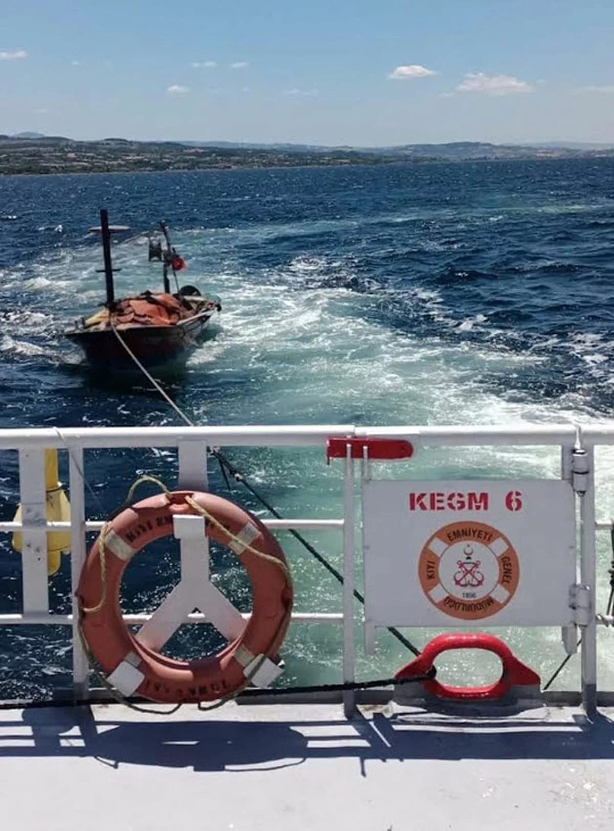Çanakkale Boğazı'nda Sürüklenen Tekne Kurtarıldı