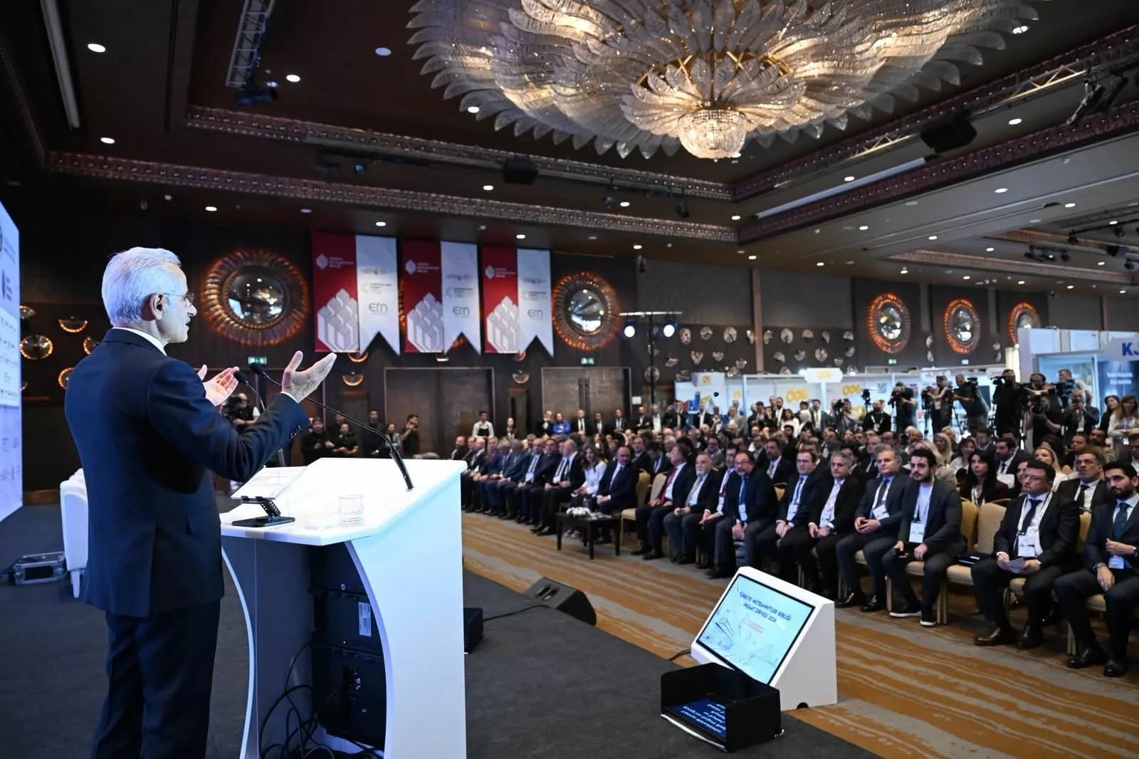 Bakan Uraloğlu: "Türkiye'yi Dünyanın En Güçlü Dijital Altyapı Merkezlerinden Biri Hale Getirmiş Olacağız"