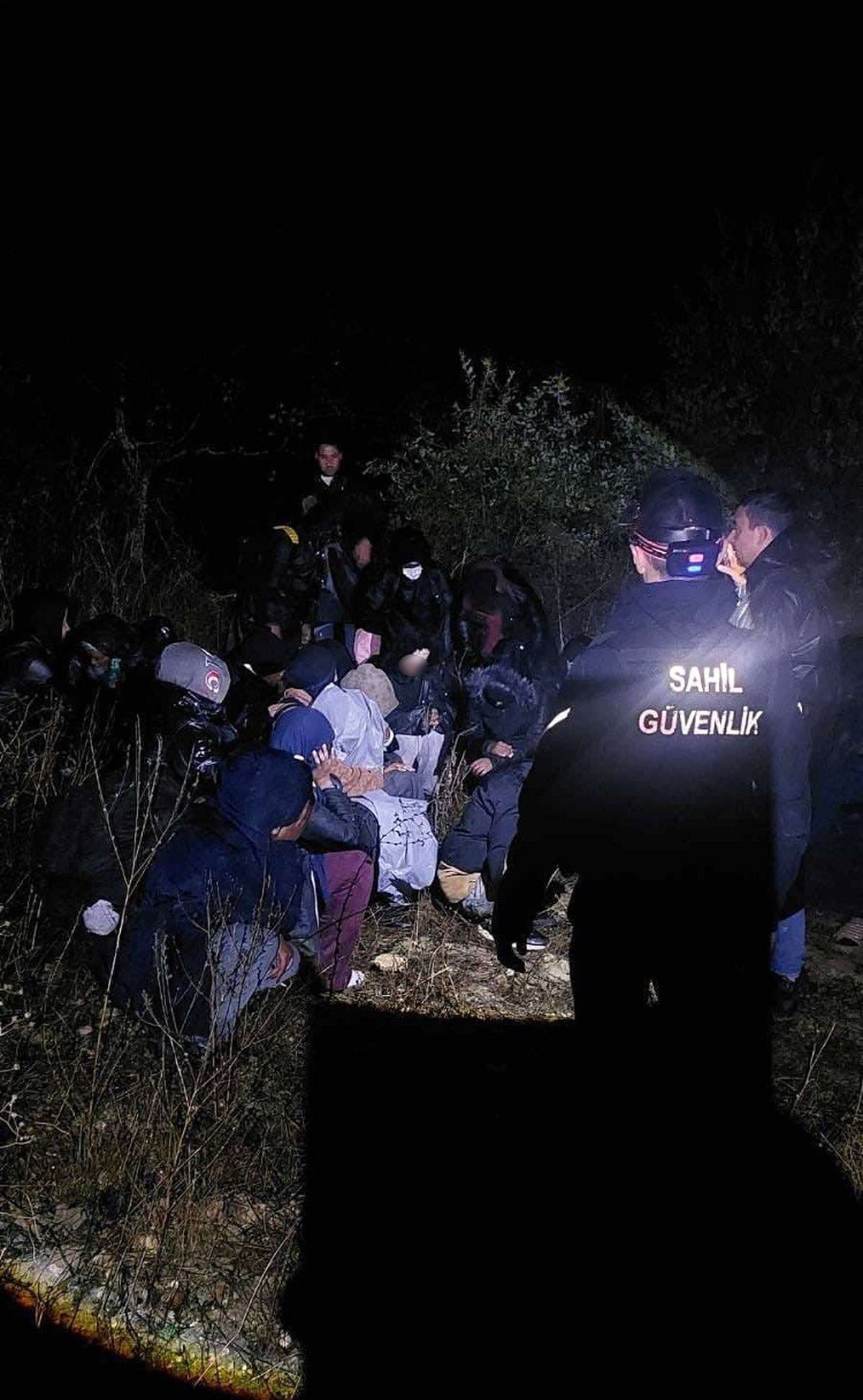 Ezine'de sahil emniyet ve polis ekipleri personeli 1'i çocuk 31 kaçak göçmen yakaladı