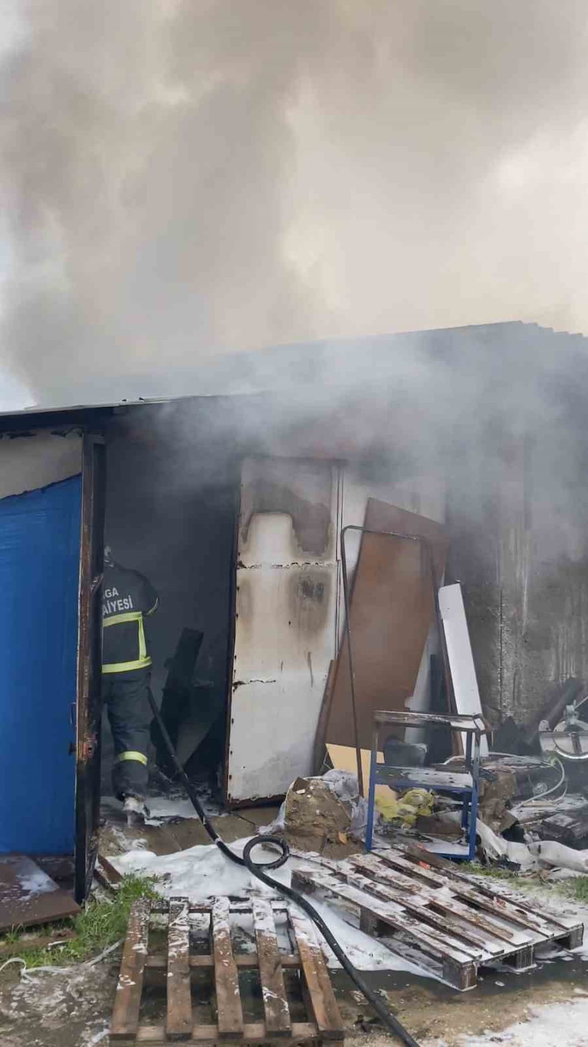 Biga Sanayi Sitesi'nde Marangoz Atölyesi Yangınına Hızlı Müdahale: Büyük Felaket Önledi