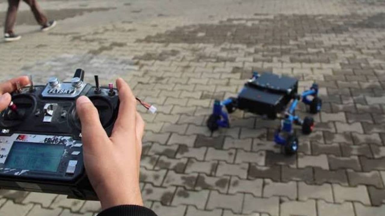 Depremi yaşayan lise öğrencisi arama kurtarma robotu geliştirdi (Video)