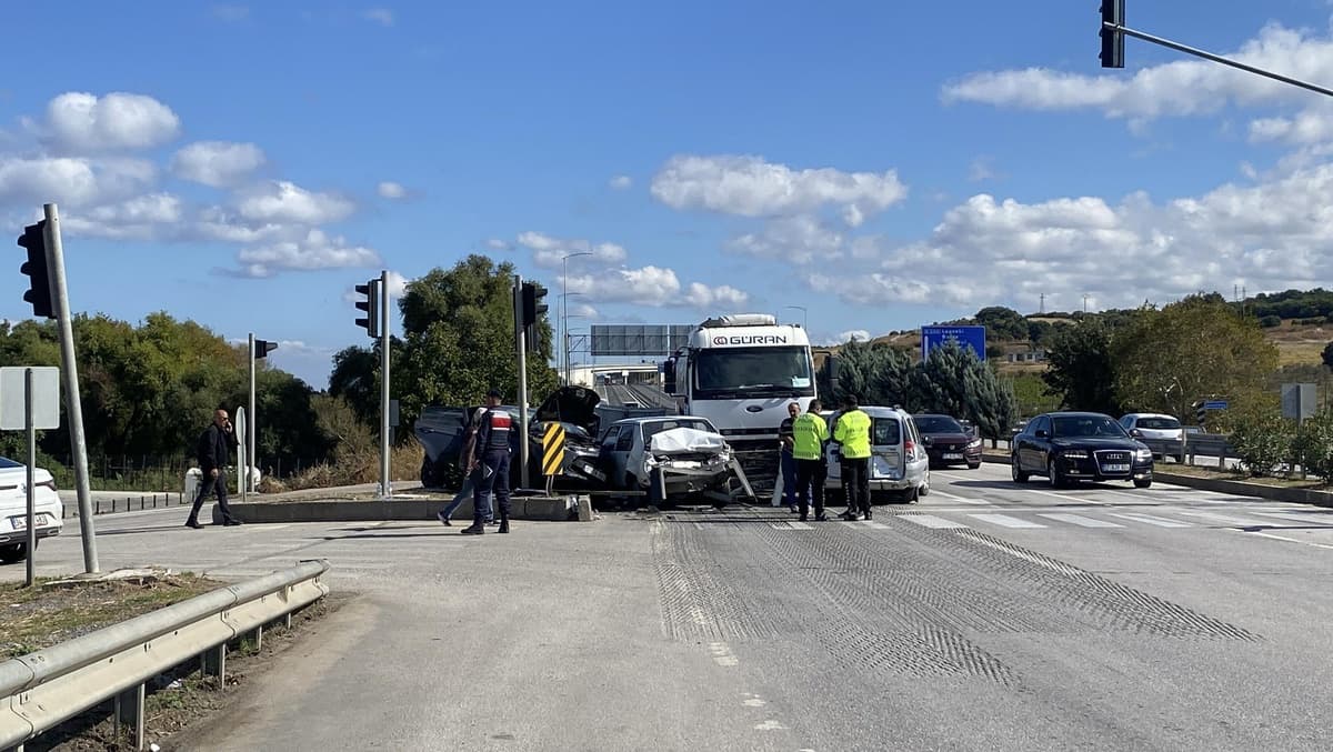 Lapseki'de Fren Sorunu Şüphesiyle Tanker 4 Aracı Devrtti, 4 Kişi Yaralandı