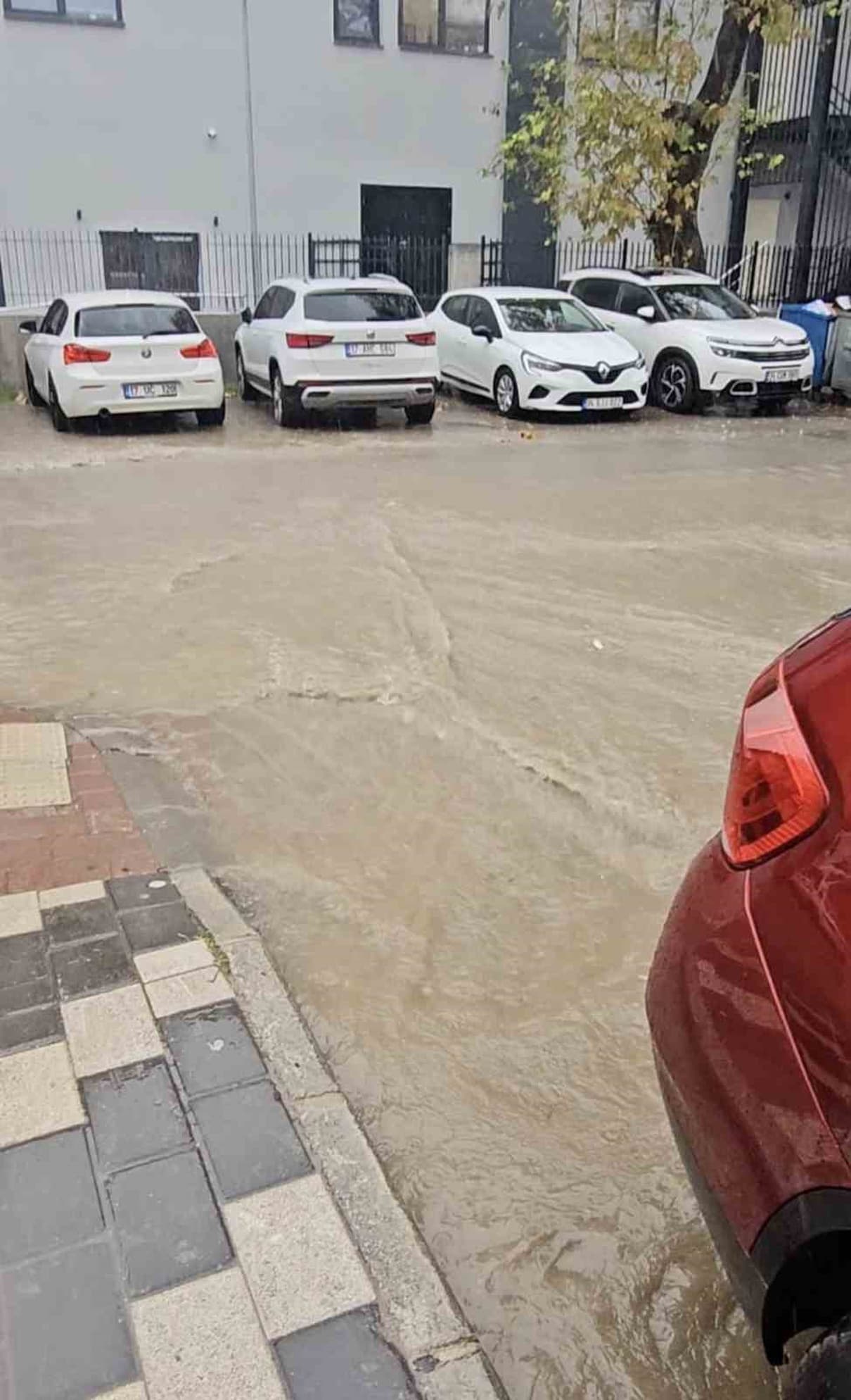 Çanakkale'de Şiddetli Sağanak, Yolları Göl Haline Getirdi, Kapalı Pazar Esnafını Su Baskınına Maruz Bitti
