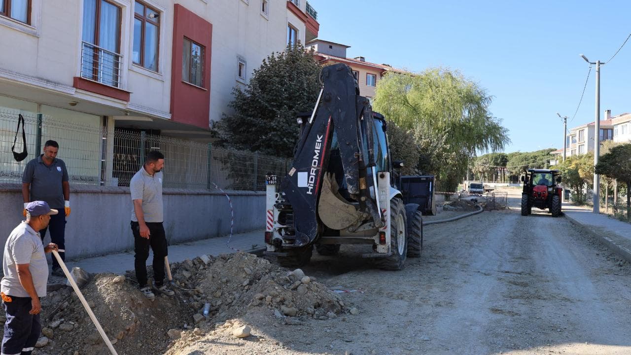Gelibolu’da belediye görevlileri alanda