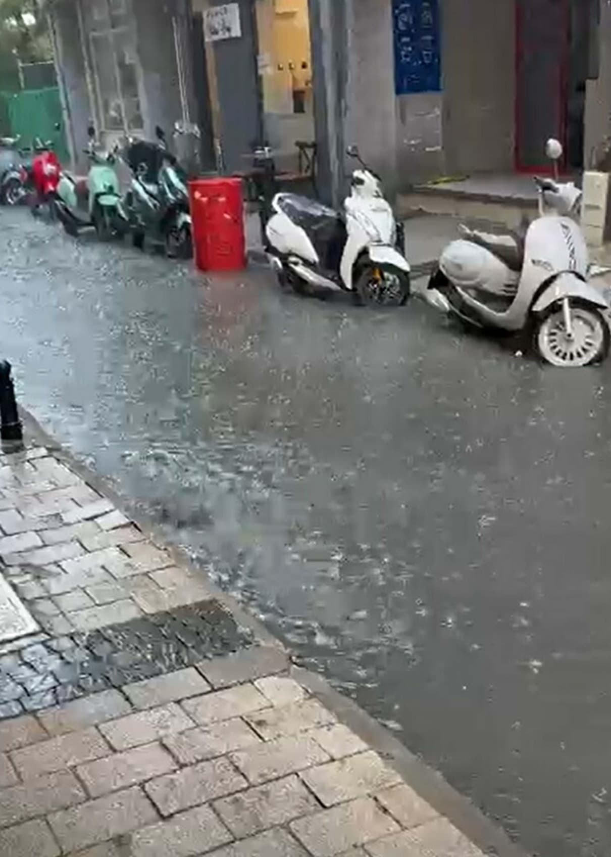 Çanakkale'de Şiddetli Sağanak: Cadde ve Sokaklar Göl Haline Geldi, Pazar Esnafı Zor Durumda