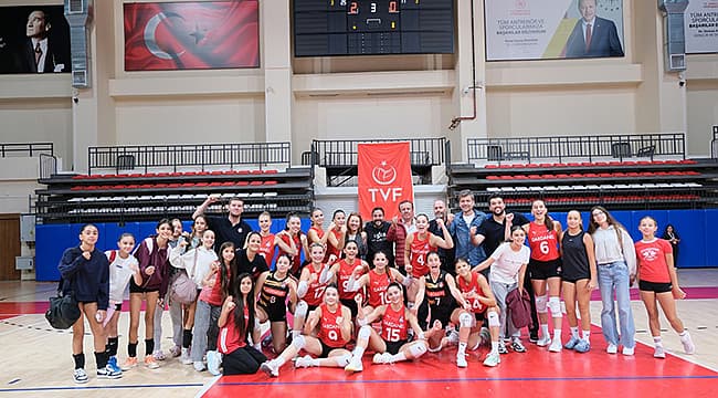 ÇOMÜ Kadın Voleybol Takımı 3-0'lık Galibiyetle Çanakkale'yi Gururlandırdı
