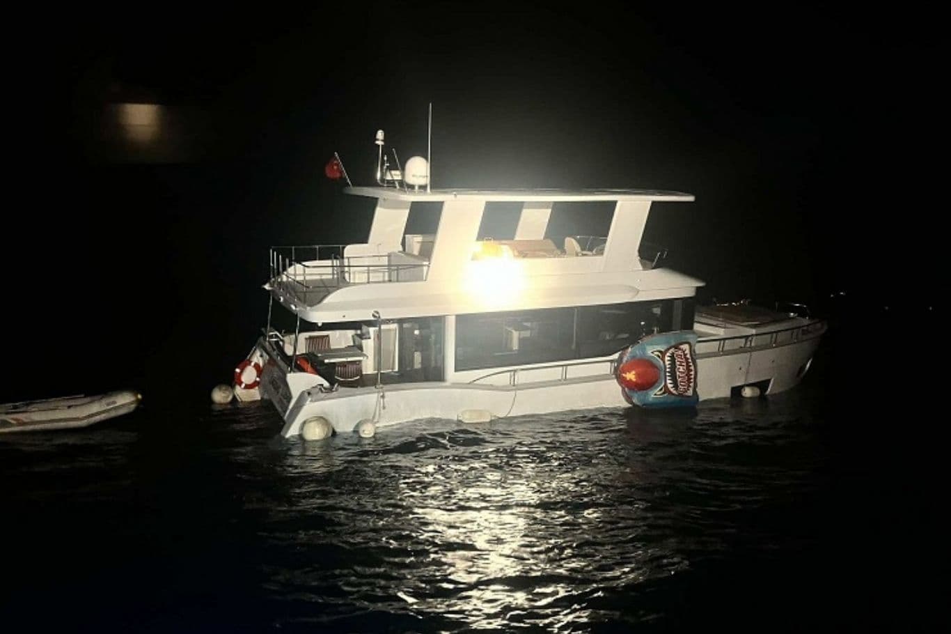 Çanakkale'de Tehlikeli Denizdeki Tekne Kaza Sonrasında 2 Kişi Kurtarıldı