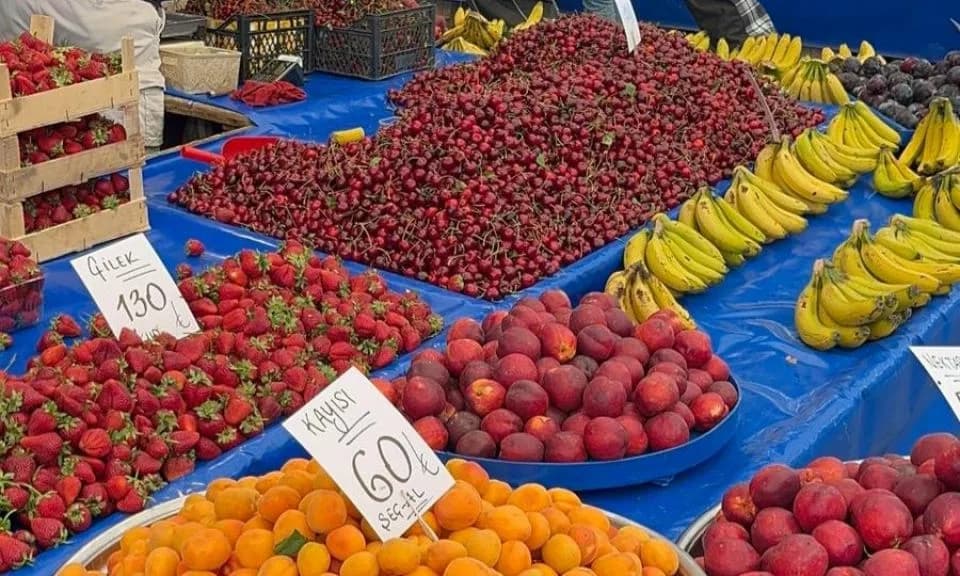 Çanakkale Pazar Pazarı'nda Meyve Bolluğu