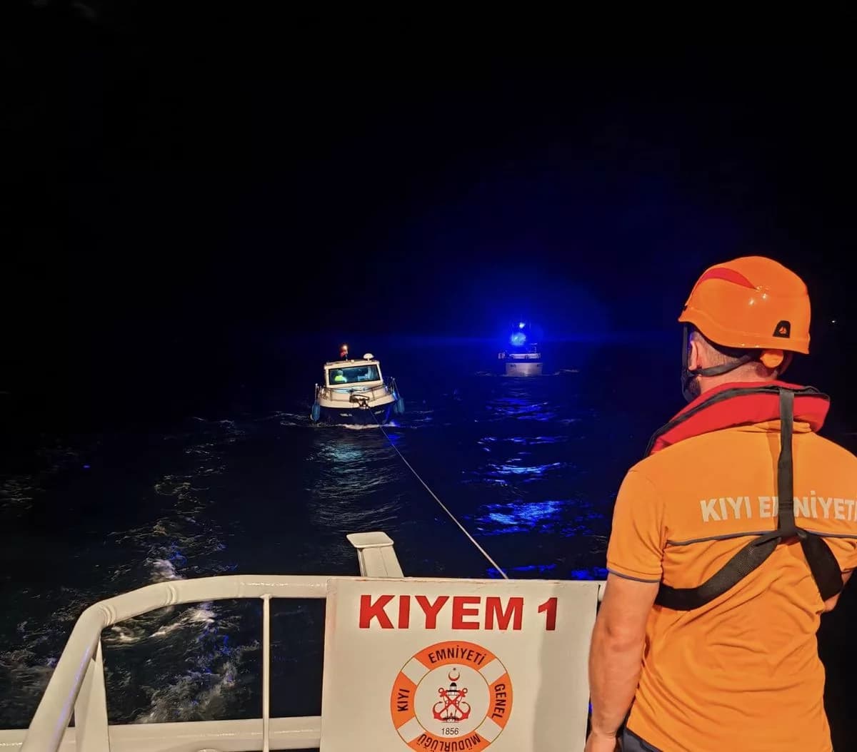 Çanakkale Boğazı'nda Sürüklenen Tekne Kurtarıldı