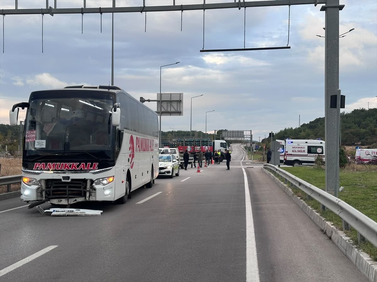 Ayvacık'ta Otobüs ve Otomobil Çarpışması: 2 Kişi Hayatını Kaybetti