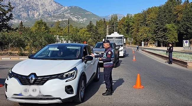 TÜRKİYE GENELİNDE ARANAN 912 KİŞİ YAKALANDI İçişleri Bakanlığı koordinasyonunda 81 ilde gerçekleştirilen “Aranan Şahıslar Uygulaması” bünyesinde, haklarında yakalama kararı mevcut 912 kişi yakalanarak gözaltına alındı. Operasyonlara jandarma
