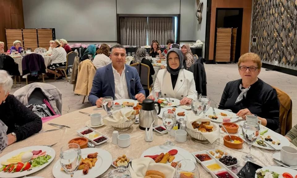 Yeniden Refah Partisi'nden Anneler Günü'nde Anlamlı Ziyaret