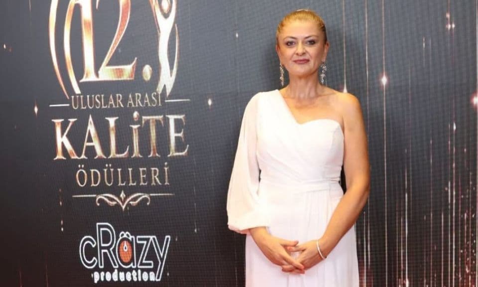 ÇOMÜ Öğretim Görevlisi Yonca Yüksel Yılın En Başarılı Vokal Koçu Ödülünü Aldı