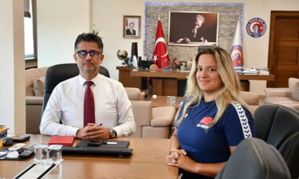 Ece Demir, Catalina Kanalı’na Hazırlanıyor: Çanakkale’nin Genç Yüzme Şampiyonu