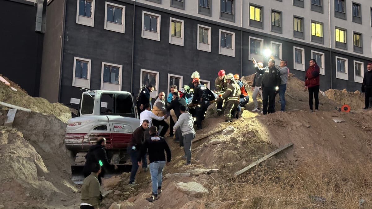 Çanakkale'de Öğrenci Yurdu İnşaatında Toprak Kaymasıyla 2 Yabancı İşçi Kurtarıldı