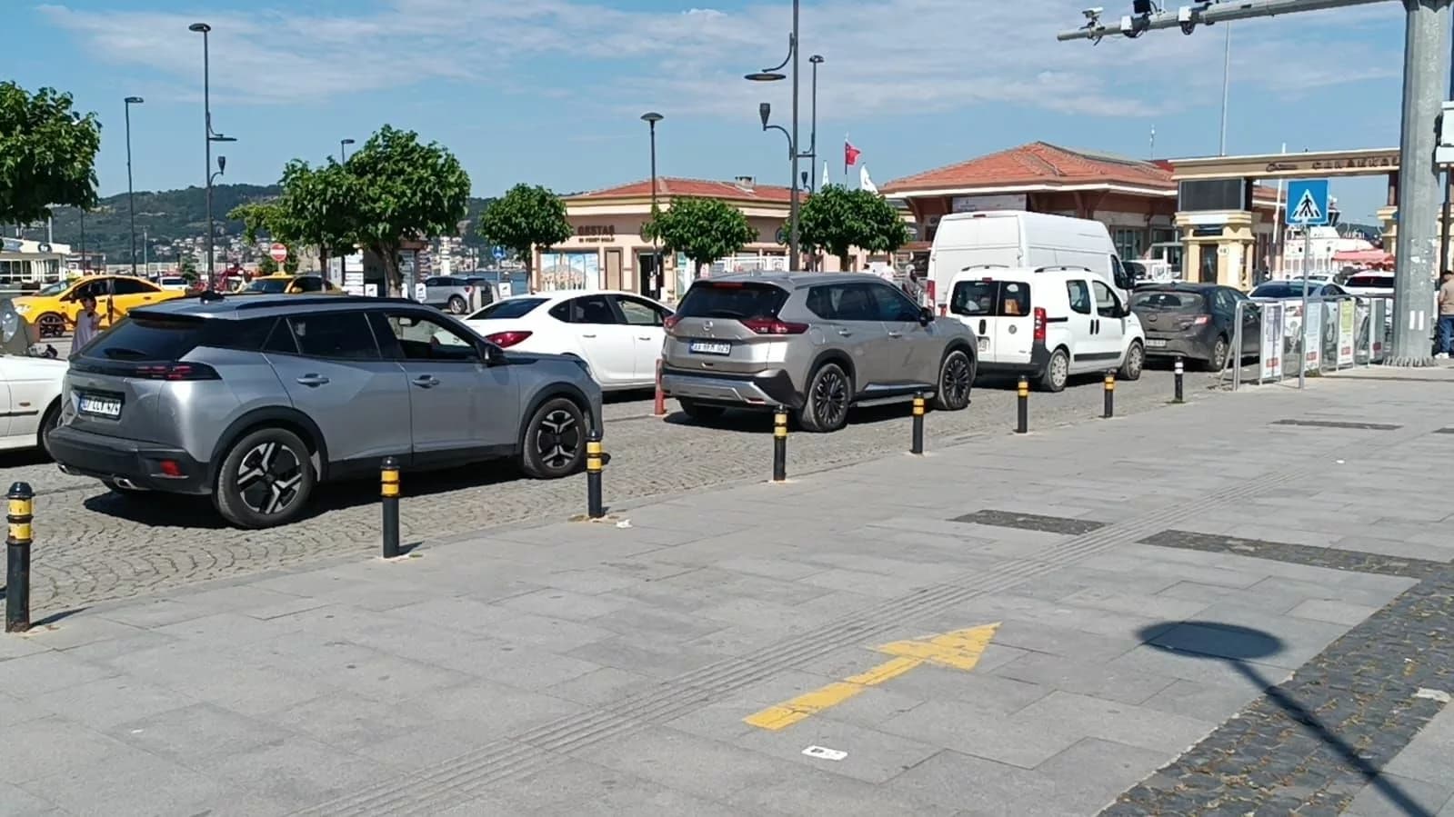 Çanakkale Feribot İskelesi'nde Yoğunluk