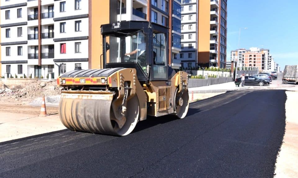 Barış Mahallesi'nde Yeni Asfalt Katmanı Uygulanıyor