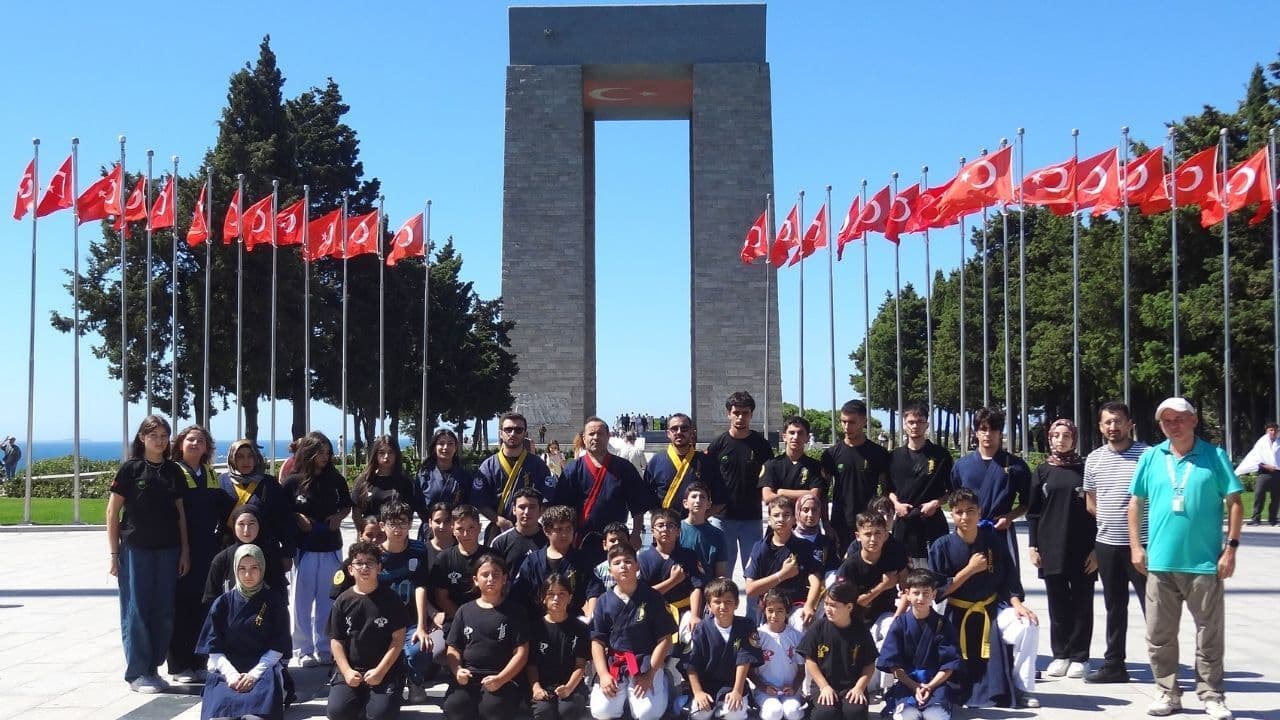 Çanakkale Şehitler Abidesi'nde Sayokan Gösterisi: Tarihi Anıt Önünde Sporcu Performansı