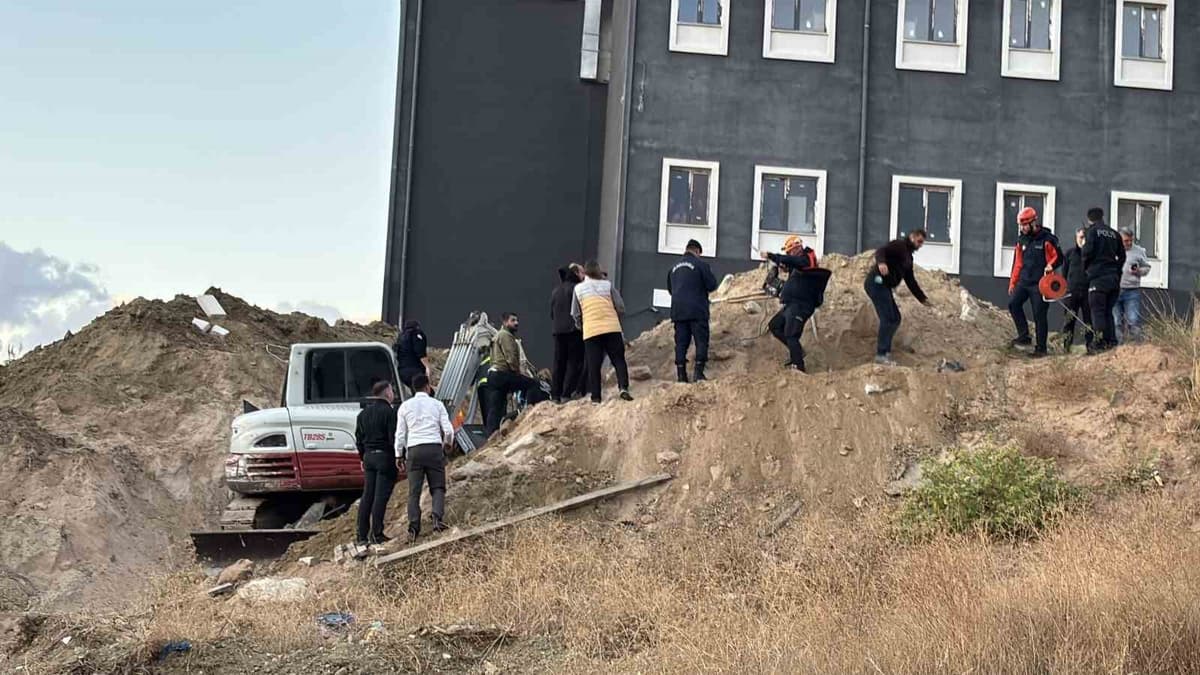 ÇOMÜ Yurt İnşaatında Göçükte 2 İşçi Kayıp, Hastaneye Kaldı