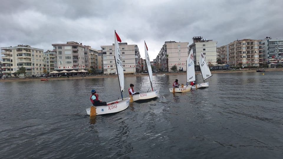 İÇDAŞ Spor Kulübü’nden Cumhuriyet’in 103. Yılına Özel Yelken Gösterisi