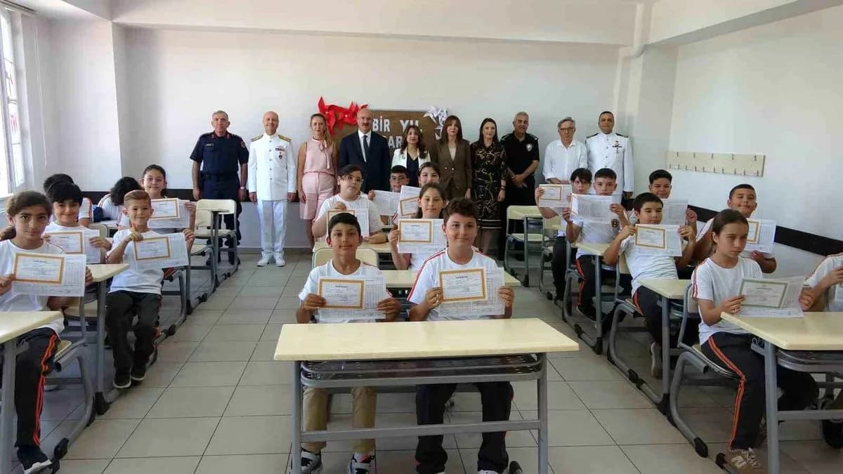 Çanakkale'de Öğrenciler Karnelerini Aldı