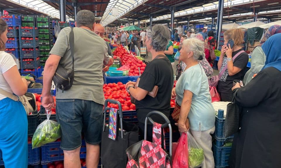 Çanakkale Cuma Pazarında salçalıklara kesif ilgi