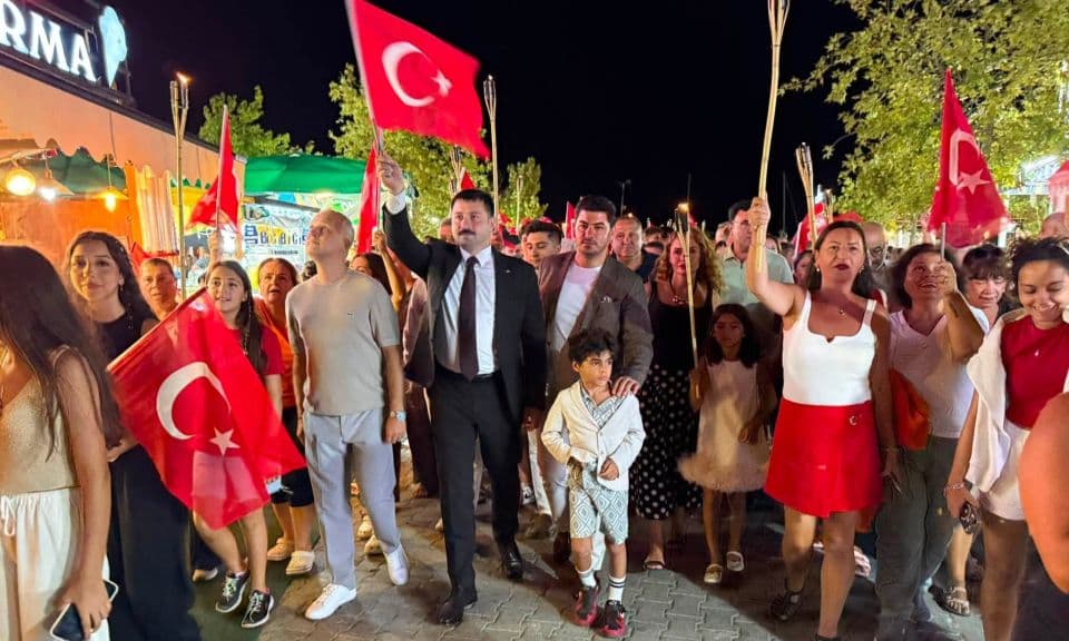 Küçükkuyu'daki 30 Ağustos kutlamaları, Fener Alayı ile taçlandı