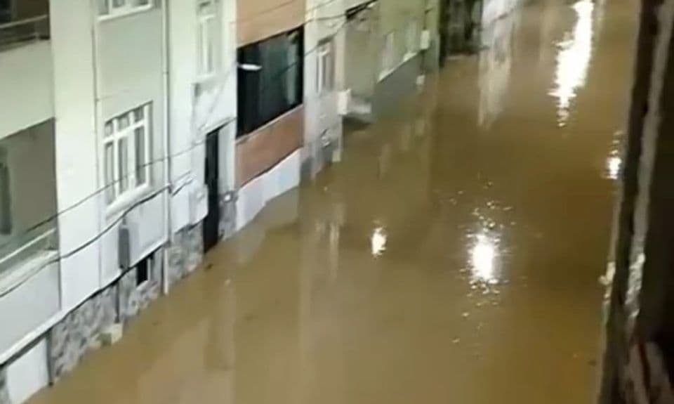 Cadde ve sokaklar göle döndü Biga'da