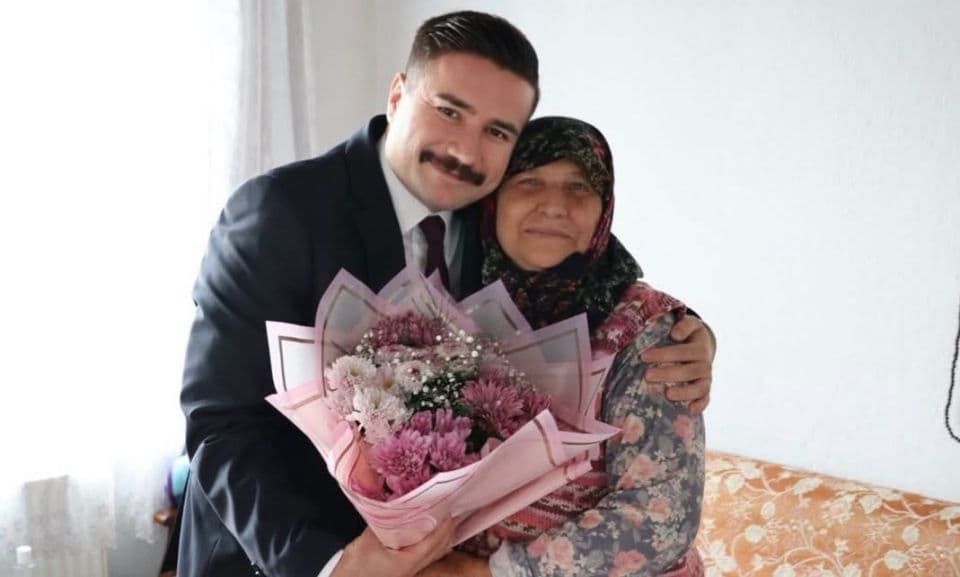 Gökçeada Kaymakamı Acar'dan Dünya Yaşlılar Günü'nde Duygu Dolu Ziyaretler