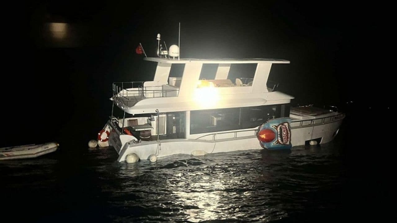 Ayvacık’ta Su Alarak Batma Tehlikesi Yaşayan Tekne Kurtarıldı, 2 Yolcu Güvende