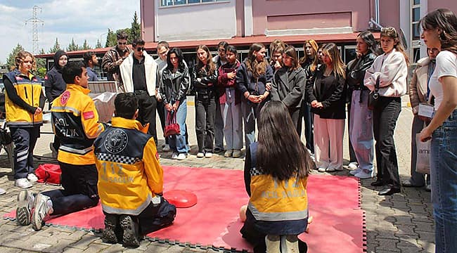 HALKLA İLİŞKİLER ÖĞRENCİLERİNDEN "SAĞLIKLI YAŞAM VE İLK YARDIM" SEFERBERLİĞİ PROJESİ