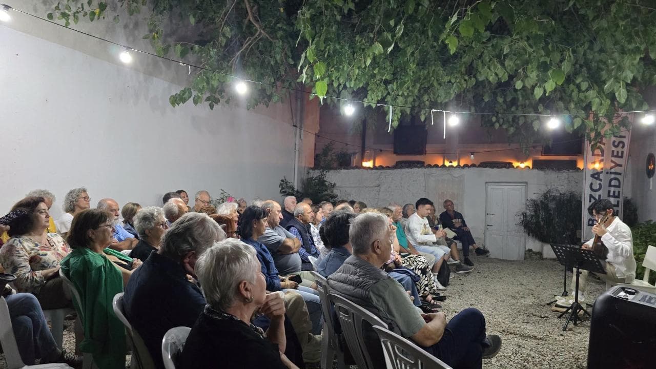 Bozcaada’da Gitar Tınıları Yükseldi: Deniz Yergök Sahne Aldı